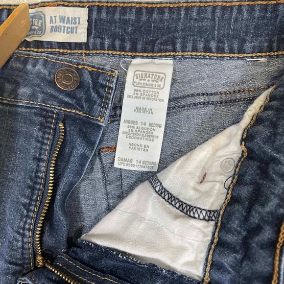 Levis Women 32 Waist Size 14 Medium At Waist Bootcut Jeans Dark Wash Blue Denim - Picture 3 of 8